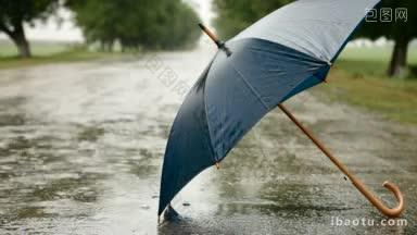 下雨时在路上撑伞